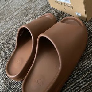 Yeezy Slides Flax Color